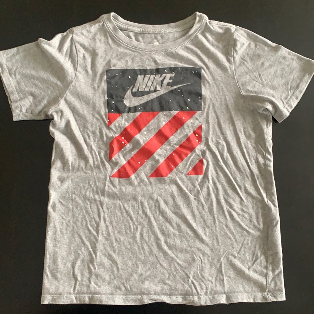 Nike Gray Athletic T-Shirt Youth Large